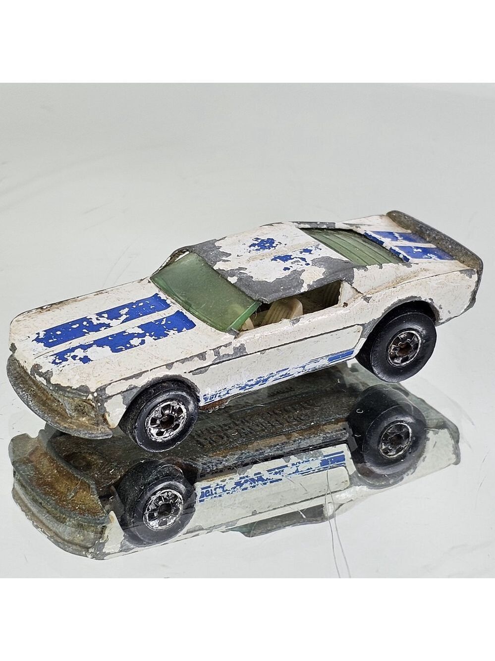 HOT WHEELS 1974 MUSTANG STOCKER WHITE BLUE STRIPE BLACKWALL READ